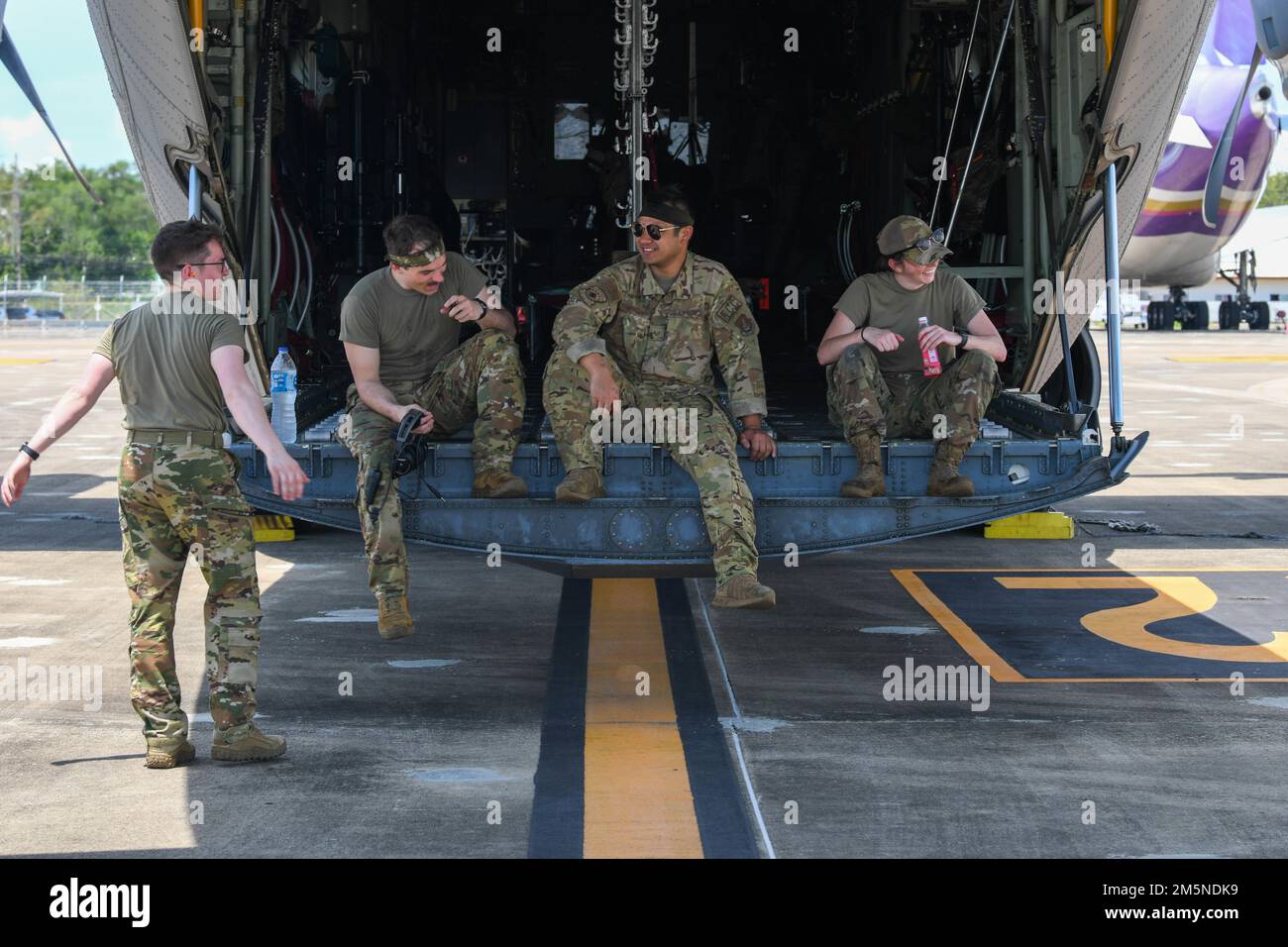 Gli aerei assegnati al 374th Maintenance Group e al 36th Airlift Squadron riposano su un molo di carico C-130J Super Hercules presso l'U-Tapao Royal Thai Navy Airfield, Thailandia, 29 marzo 2022. Yokota Airmen ha visitato la Thailandia per un allenamento congiunto con la Royal Thai Air Force. Foto Stock