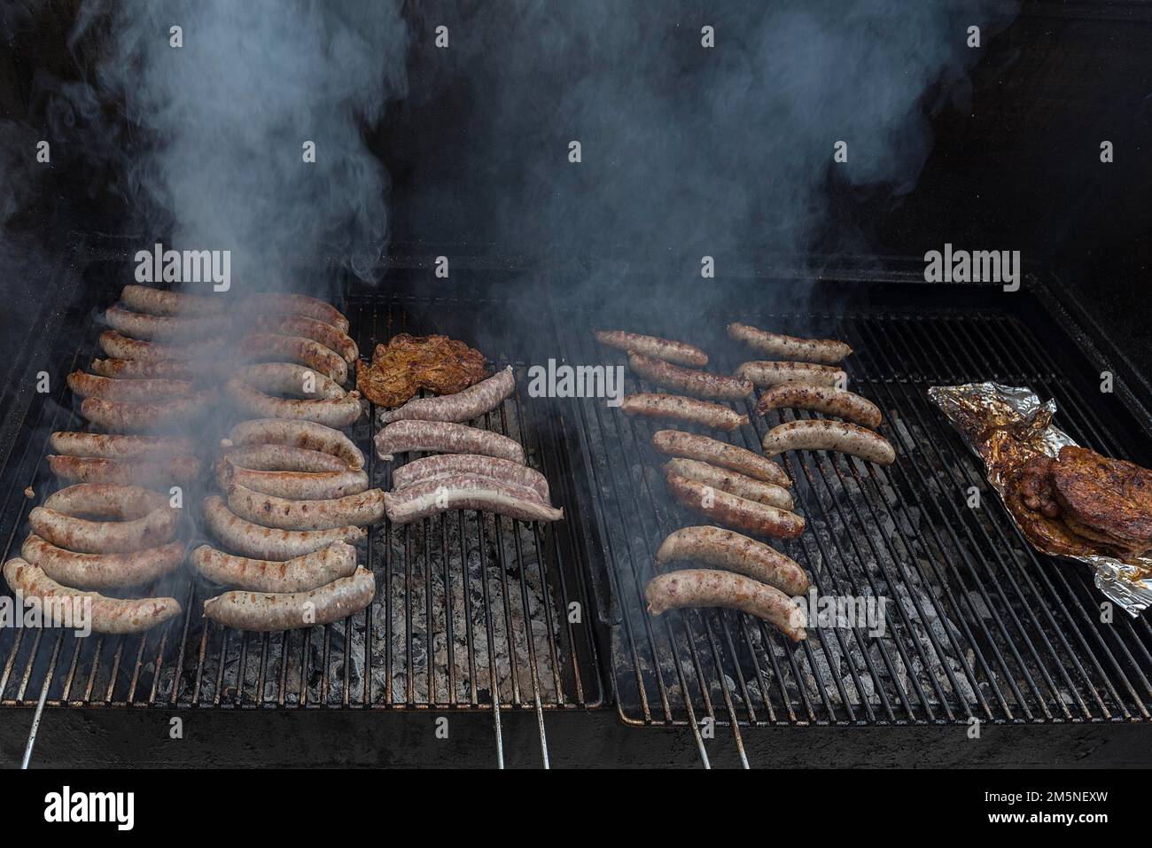 Bratwurst e bistecche alla griglia in un festival del villaggio in Baviera, Germania Foto Stock