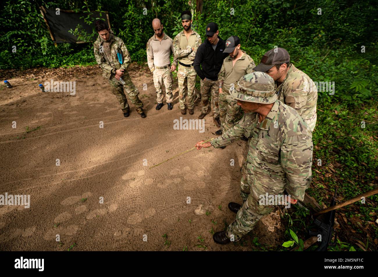 STATI UNITI Gli operatori di guerra speciali dell'aeronautica imparano a rintracciare nella giungla di Wahiawa, Hawaii, 29 marzo 2022. Gli istruttori della Tactical Tracking Operations School hanno mostrato agli Airmen come interpretare le stampe nello sporco per rintracciare il personale. I paracadutisti del Rescue Squadron Blue Team del 38th si sono allenati nella guerra nella giungla per adattare le tattiche, le tecniche e le procedure di salvataggio del personale per la regione Indo-Pacifico. Foto Stock