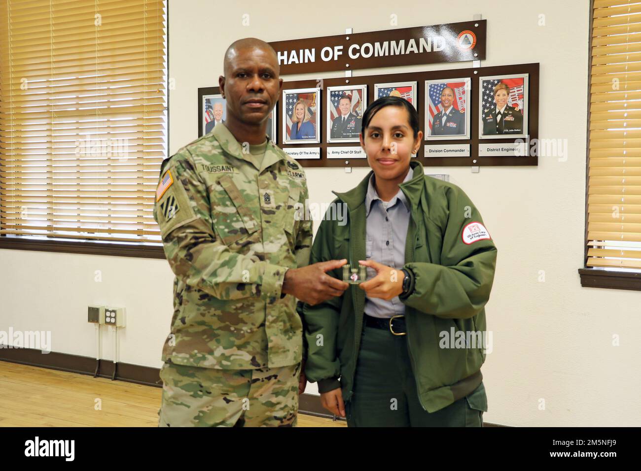 Il comando Sgt. Maj. Patrickson Toussaint, gli Stati Uniti Il corpo degli ingegneri dell'esercito comanda il sergente maggiore, presenta una moneta per l'eccellenza al Los Angeles District Park Ranger Annel Monsalvo durante una visita del 29 marzo alla struttura di base del distretto a South El Monte, California. Monsalvo è stata riconosciuta per il suo impegno nei confronti delle organizzazioni della comunità di Los Angeles che hanno portato a rafforzare le relazioni alla diga di Sepulveda. In qualità di agenti sul campo del programma ricreativo del corpo, i ranger del parco USACE hanno due responsabilità principali: Promuovere e proteggere la sicurezza pubblica e praticare una buona gestione del pubblico Foto Stock