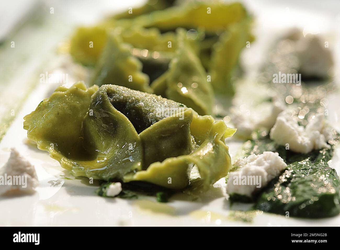 Tortelli verdi con ricotta e spinaci. Foto gourmet Foto Stock