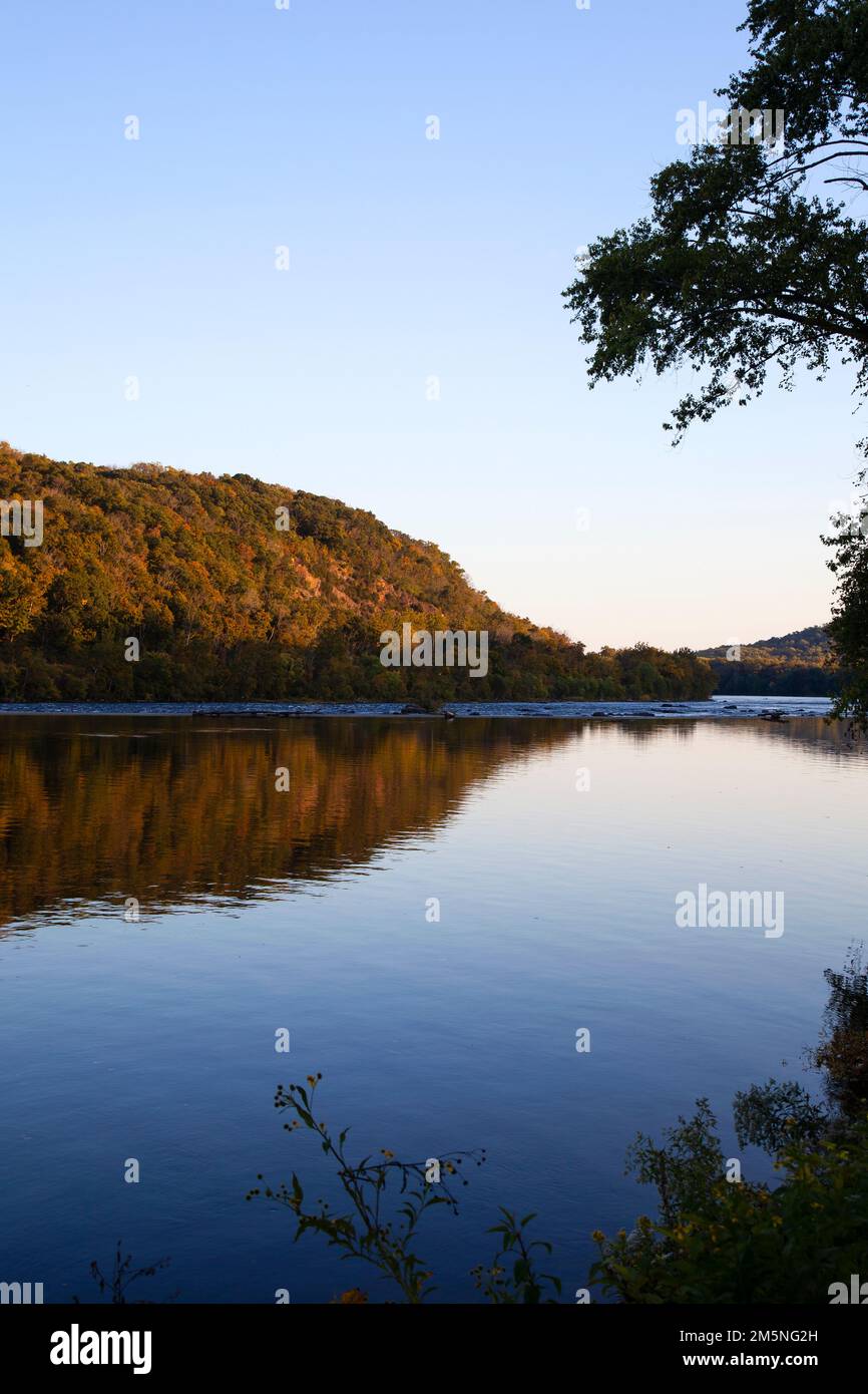 Paesaggio autunnale riflesso nel fiume Delaware, guardando dalla Pennsylvania al New Jersey - USA Foto Stock