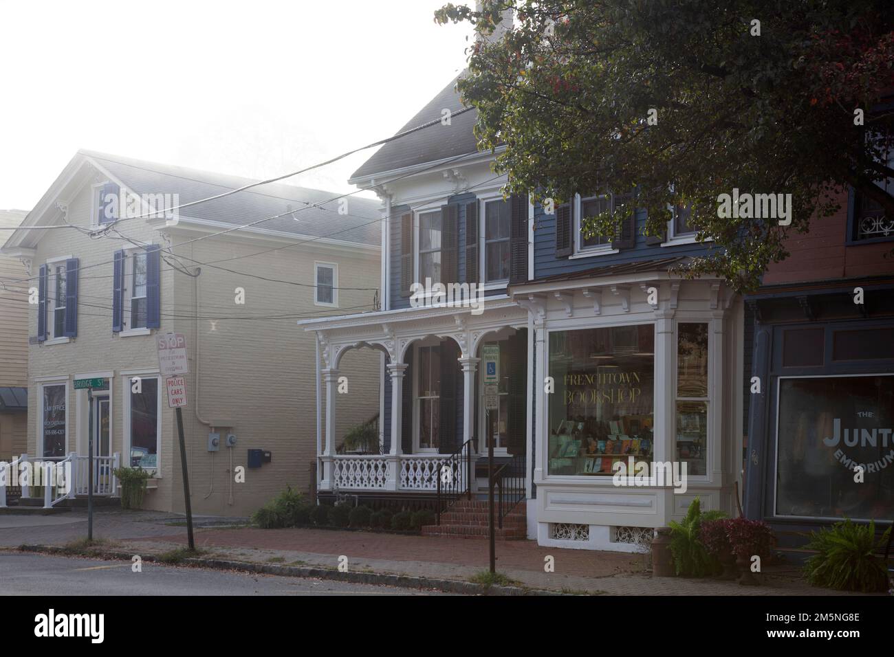 Frenchtown Town Centre , Bridge Street con negozi e case, in Foggy Weather - New Jersey , USA Foto Stock