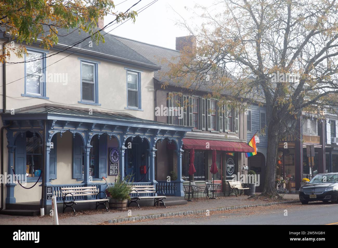 Frenchtown Town Centre , Bridge Street con negozi e case, in Foggy Weather - New Jersey , USA Foto Stock