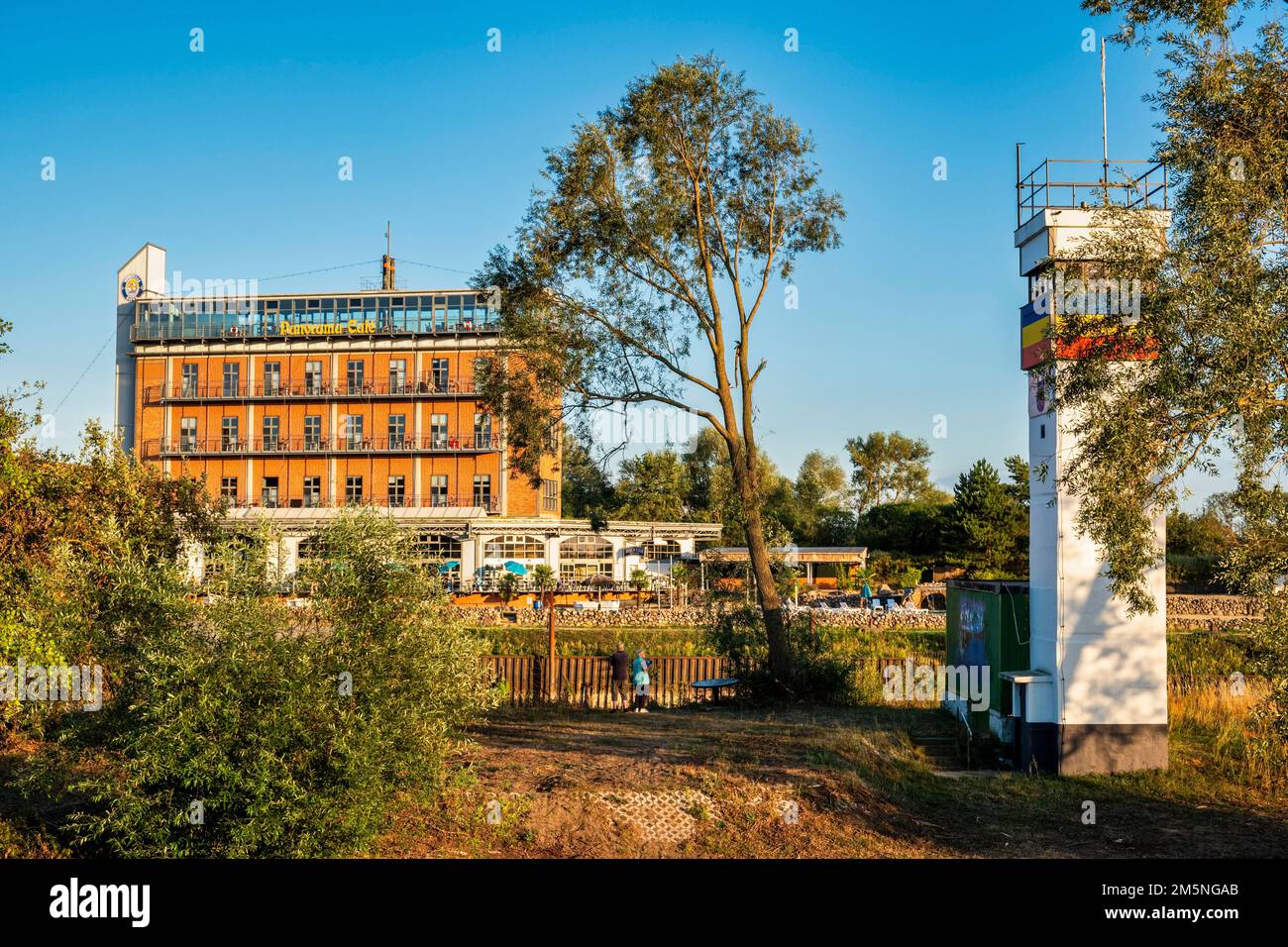 Ex torre di osservazione delle truppe di frontiera della RDT nel porto di Doemitz, Meclemburgo-Pomerania occidentale, Germania Foto Stock