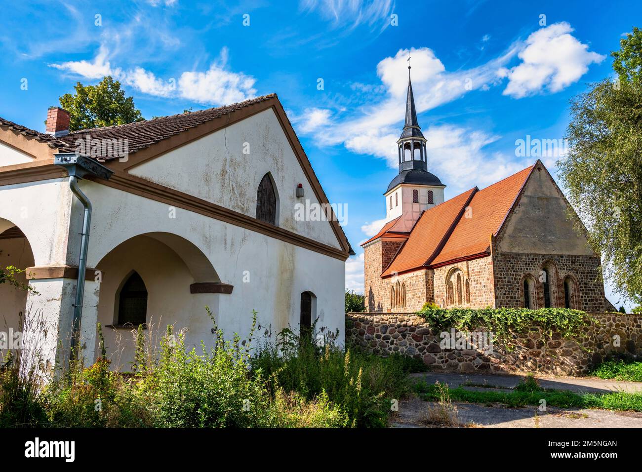 Forge di fronte alla chiesa del villaggio di Luebbersdorf, Galenbeck, Meclemburgo-Pomerania occidentale, Germania Foto Stock