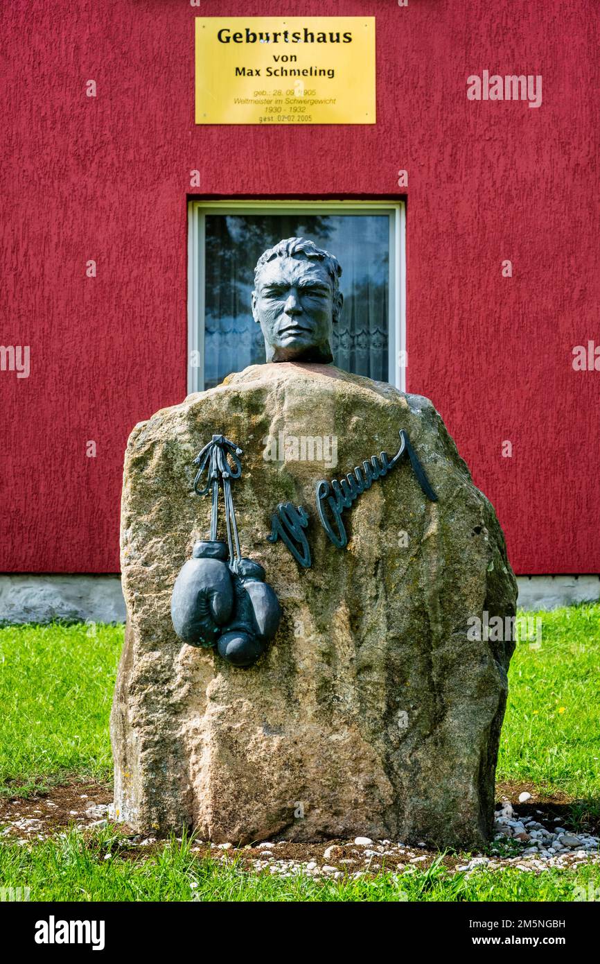 Pietra commemorativa di fronte al luogo di nascita di Max Schmeling, Klein Luckow, distretto di Vorpommern-Greifswald, Meclemburgo-Pomerania occidentale, Germania Foto Stock
