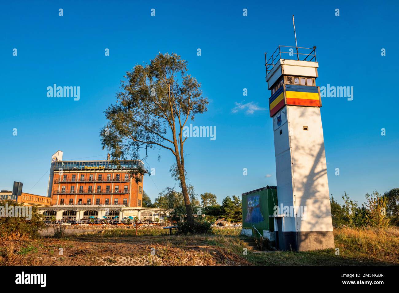 Ex torre di osservazione delle truppe di frontiera della RDT nel porto di Doemitz, Meclemburgo-Pomerania occidentale, Germania Foto Stock