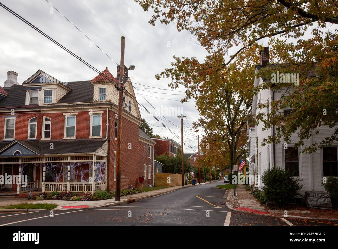 Residential Street con le case a Lambertville durante Halloween , New Jersey - USA Foto Stock