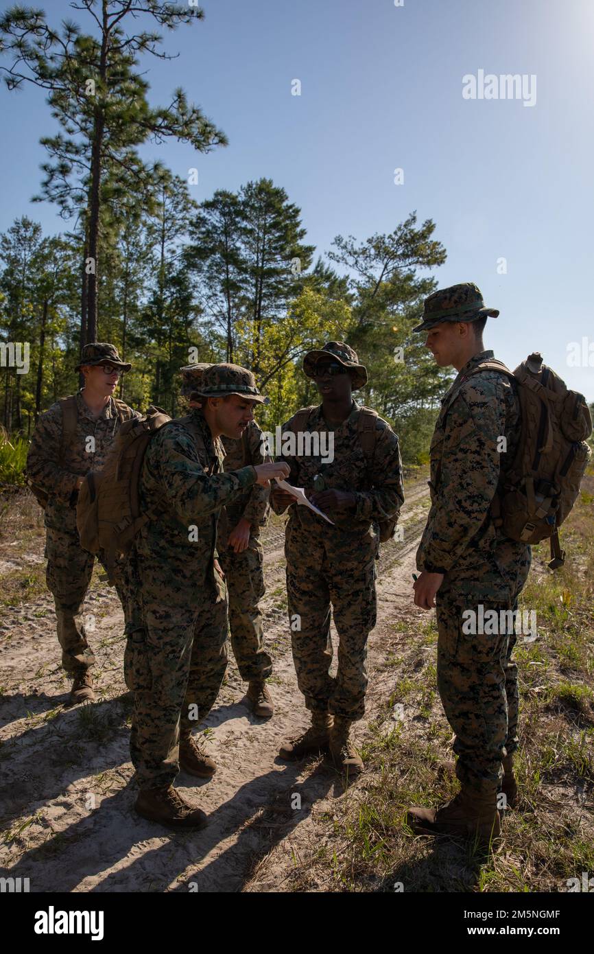 STATI UNITI Marines with Combat Logistics Regiment 37, 3rd Marine Logistics Group, partecipa alla formazione di navigazione terrestre durante l'esercitazione Atlantic Dragon on Camp Blanding, Florida, Stati Uniti, 29 marzo 2022. Atlantic Dragon è un esercizio di generazione della forza che spinge Combat Logistics Regiment 37 come un gruppo di operazioni di assemblaggio di arrivo per fornire supporto logistico tattico a III Marine Expeditionary Force. L'esercizio consiste in una tattica sperimentale di offload della forza marittima preposizionata di attrezzature militari che sosterrà l'allenamento sul campo per aumentare la prontezza e l'efficienza del combattimento Foto Stock