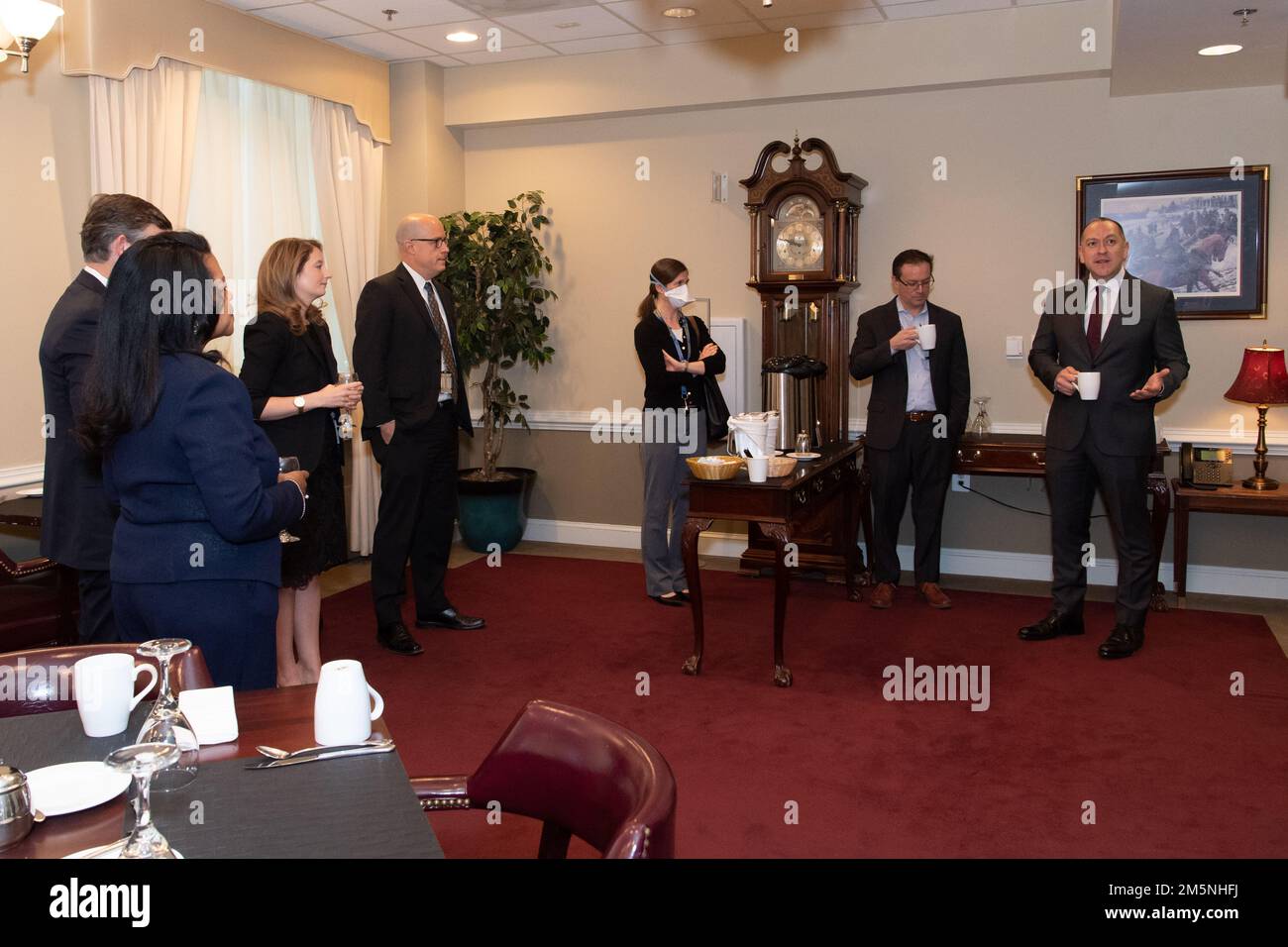 Sottosegretario degli Stati Uniti Esercito Gabriel Camarillo ospita un quartier generale, Dipartimento dell'esercito politico nominato caffè sociale al Pentagono di Arlington, Virginia, 29 marzo 2022. Foto Stock
