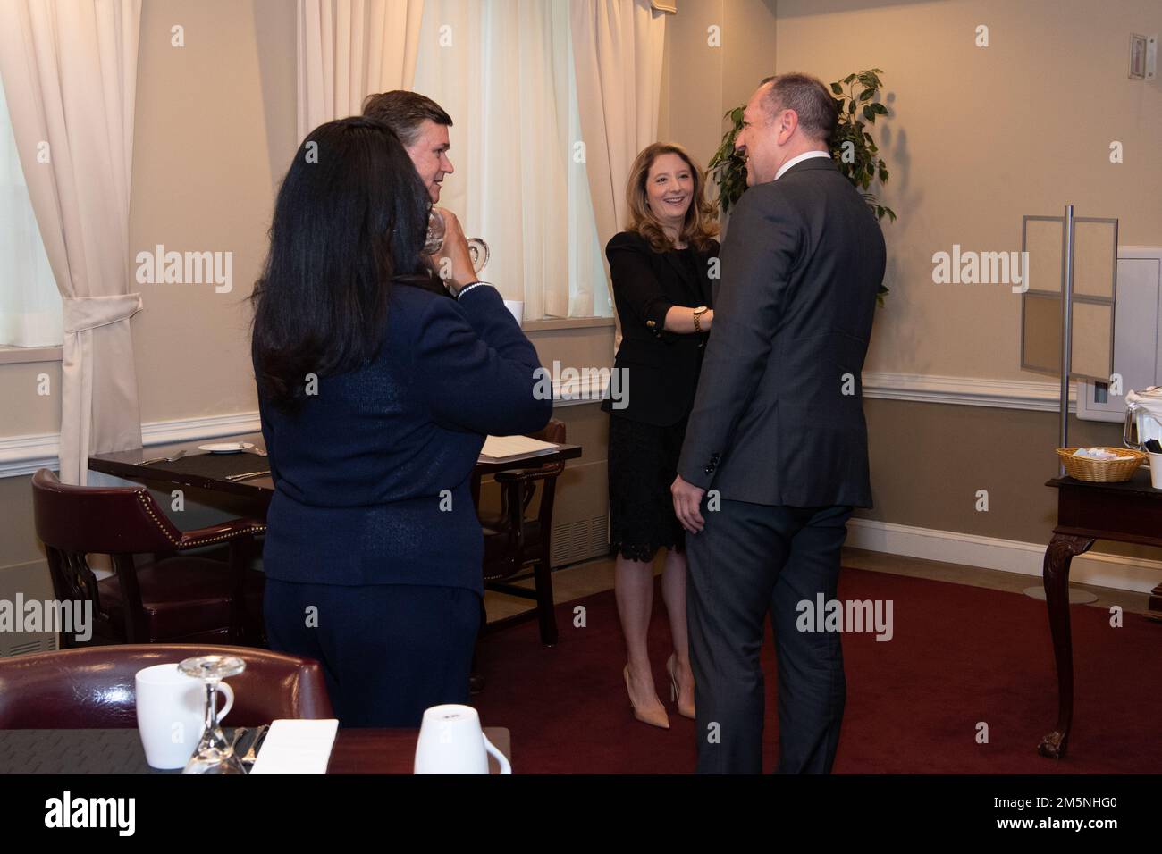 Sottosegretario degli Stati Uniti Esercito Gabriel Camarillo ospita un quartier generale, Dipartimento dell'esercito politico nominato caffè sociale al Pentagono di Arlington, Virginia, 29 marzo 2022. Foto Stock