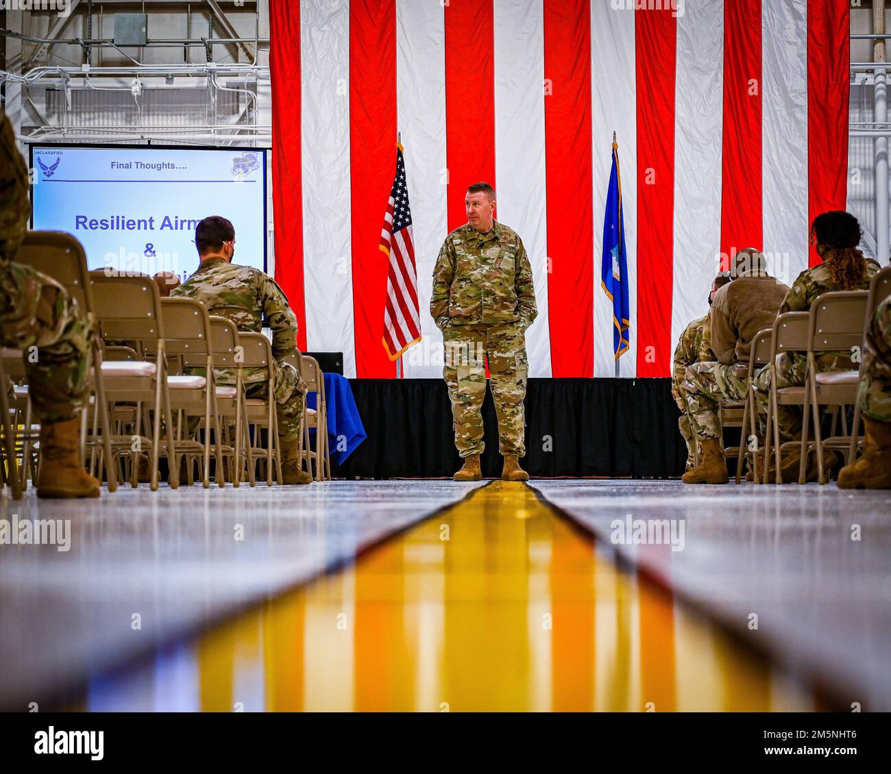 STATI UNITI Chad W. Bickley, 18th Air Force, capo comando, parla con gli Airmen mentre visitano la 305th Air Mobility Wing il 24 febbraio 2022 presso la Joint base McGuire-Dix-Lakehurst, N.J. Bickley ha visitato l'Ala per la mobilità aerea 305 per scoprire come l'unità contribuisce alle missioni di rifornimento aereo e di sollevamento dell'aeronautica 18th e ha parlato con Airmen per conoscere i loro successi e le loro sfide. In qualità di unica Air Force numerata di Air Mobility Command, 18th AF è incaricata di presentare forze addestrate, equipaggiate e pronte per soddisfare i requisiti operativi di tutto il mondo. Foto Stock