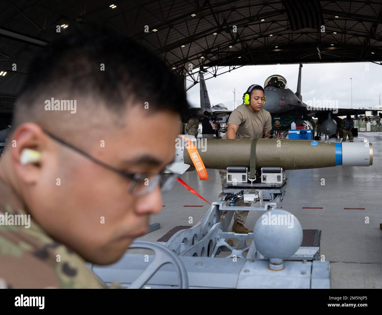 Un team di manutenzione velivoli 96th Squadron Blue sposta una GBU-12 verso un F-16 Fighting Falcon durante il concorso annuale di carico di armi dello squadrone, il 25 febbraio presso la base dell'aeronautica militare di Eglin, la La gara veloce mette alla prova le conoscenze e le competenze degli Airmen. La squadra vincente sarà annunciata al banchetto Maintenance Professionals of the Year di aprile. (STATI UNITI Foto dell'aeronautica/Samuel King Jr.) Foto Stock