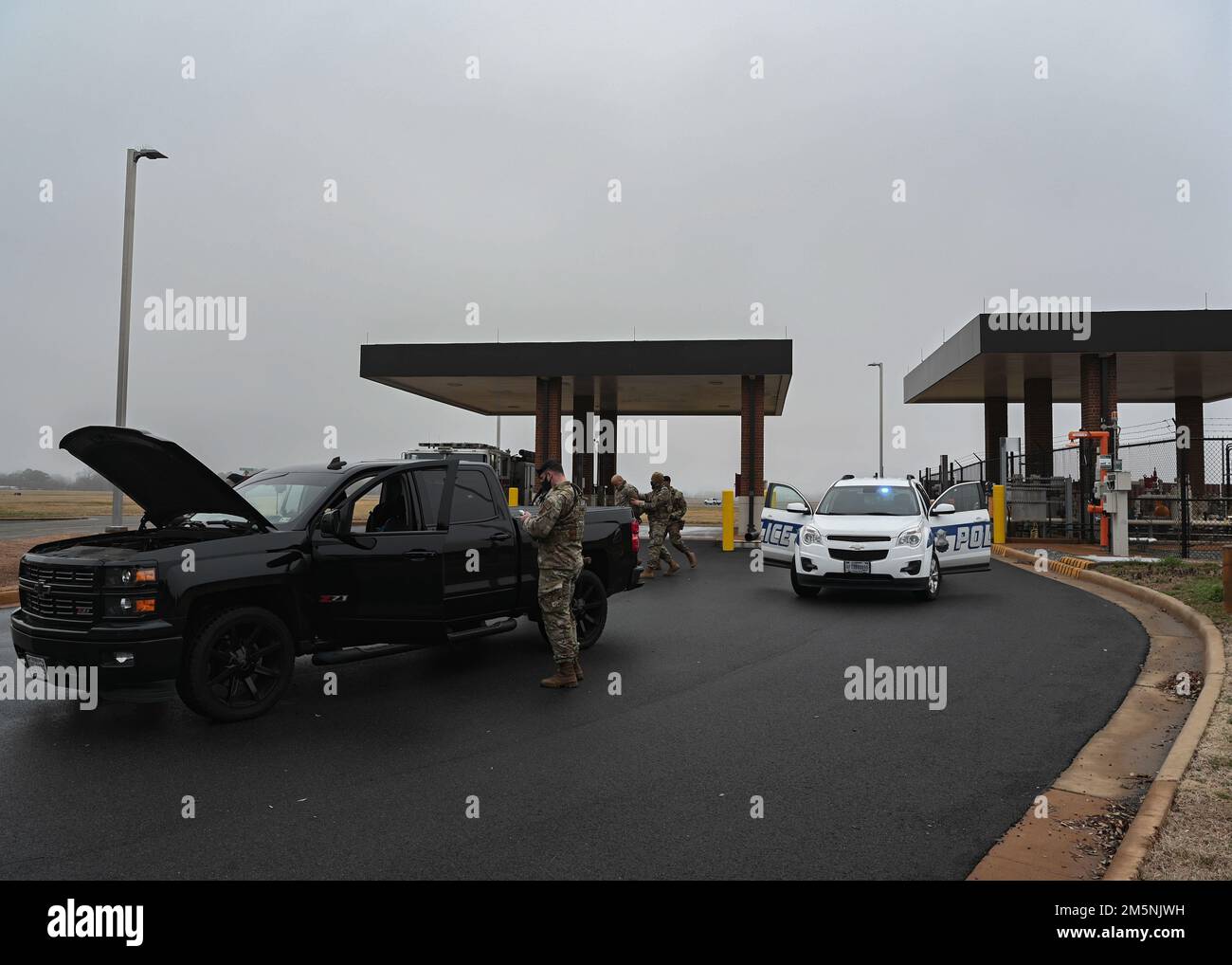 STATI UNITI I militari dello Squadrone delle forze di sicurezza del 633d ispezionano un veicolo durante un esercizio di simulazione su un corridore al Joint base Langley-Eustis, Virginia, 25 febbraio 2022. I difensori di Langley sono addestrati a identificare e rispondere a qualsiasi veicolo sospetto e personale coinvolto in uno scenario reale. Foto Stock