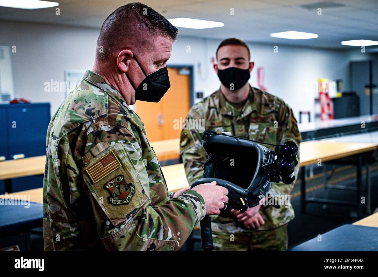 STATI UNITI Chad W. Bickley, 18th Air Force, capo comando, ispeziona un casco di addestramento il 24 febbraio 2022 presso la Joint base McGuire-Dix-Lakehurst, N.J. Bickley ha visitato l'Ala per la mobilità aerea 305 per scoprire come l'unità contribuisce alle missioni di rifornimento aereo e di sollevamento dell'aeronautica 18th e ha parlato con Airmen per conoscere i loro successi e le loro sfide. In qualità di unica Air Force numerata di Air Mobility Command, 18th AF è incaricata di presentare forze addestrate, equipaggiate e pronte per soddisfare i requisiti operativi di tutto il mondo. Foto Stock