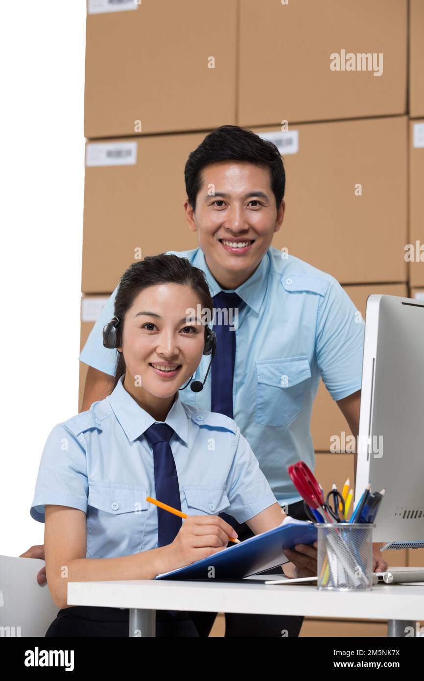 Il personale del magazzino logistico utilizza il computer dell'ufficio Foto Stock