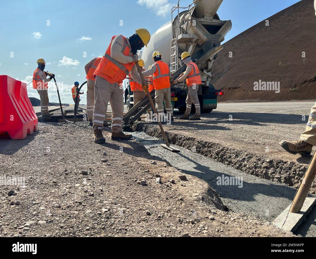 Un team di appaltatori continua a sostituire a fondo una pista di 10.000 metri all'Ascension Auxiliary Airfield. Più di 200 appaltatori dell'Ascension Island stanno lavorando sulla pavimentazione dell'asfalto sulla prima metà della pista prima di passare alla seconda metà della pista verso la fine della primavera. Il progetto guidato dal Centro tecnico civile dell'aeronautica militare dovrebbe essere completato nella primavera del 2023. (STATI UNITI Foto Air Force) Foto Stock