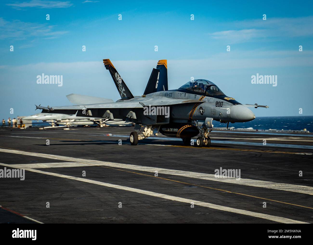 220225-N-OL632-1080 OCEANO ATLANTICO (DAL 25, 2022) un velivolo F/A-18F Super Hornet, attaccato allo Strike Fighter Squadron (VFA) 103, atterra sul ponte di volo della portaerei USS George H.W. Bush (CVN 77) durante il Tailored Ship’s Training Availability/Final Evaluation Problem (TSTA/FEP), febbraio 25. TSTA/FEP è un'evoluzione della formazione multifase progettata per dare all'equipaggio una solida base di competenza operativa a livello di unità e per migliorare la capacità della nave di autoaddestrarsi. George H.W. Bush fornisce all'autorità di comando nazionale capacità di combattimento di guerra flessibili e adattabili attraverso il vettore s Foto Stock