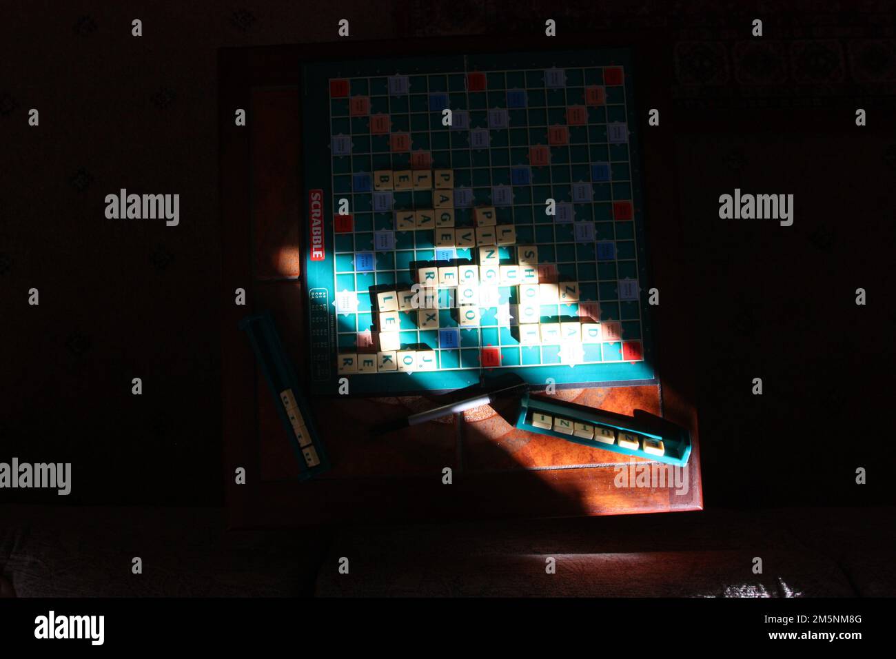 Testa di un gioco da tavolo scrabble in gioco in una luce spettacolare, Regno Unito Foto Stock