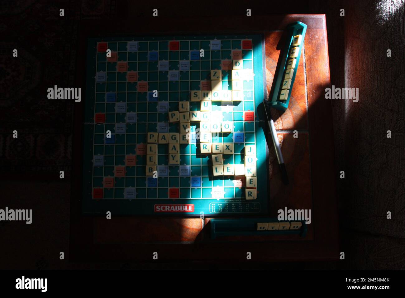 Testa di un gioco da tavolo scrabble in gioco in una luce spettacolare, Regno Unito Foto Stock