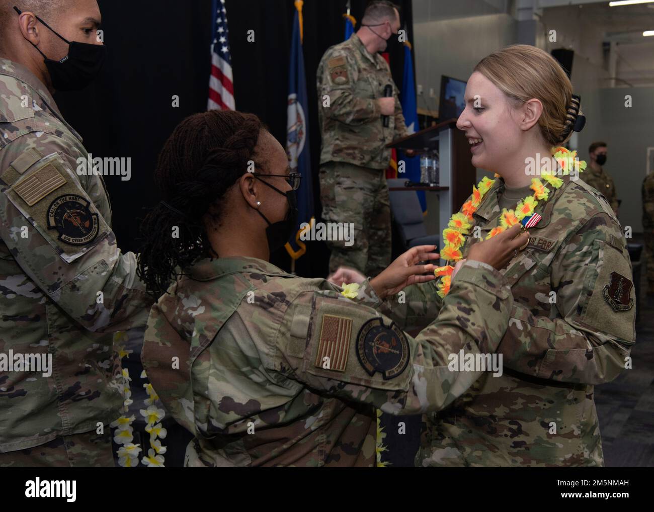 Per simboleggiare il fatto di essere stati accolti nella comunità, i membri sono stati presentati con leis alla fine della cerimonia di mobilitazione 25 febbraio 2022, a Hampton, Virginia. I membri hanno sostenuto il 856th Cyber Protection Team del Cyber Command negli Stati Uniti durante una recente mobilitazione federale e hanno rappresentato lo Squadrone operativo Cyberspace del 185th, nonché le forze aeree attive, la Guardia nazionale aerea del Maryland e lo Squadrone Intelligence del 36th della base congiunta Langley-Eustis. Foto Stock