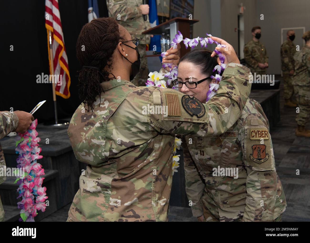 Per simboleggiare il fatto di essere stati accolti nella comunità, i membri sono stati presentati con leis alla fine della cerimonia di mobilitazione 25 febbraio 2022, a Hampton, Virginia. I membri hanno sostenuto il 856th Cyber Protection Team del Cyber Command negli Stati Uniti durante una recente mobilitazione federale e hanno rappresentato lo Squadrone operativo Cyberspace del 185th, nonché le forze aeree attive, la Guardia nazionale aerea del Maryland e lo Squadrone Intelligence del 36th della base congiunta Langley-Eustis. Foto Stock