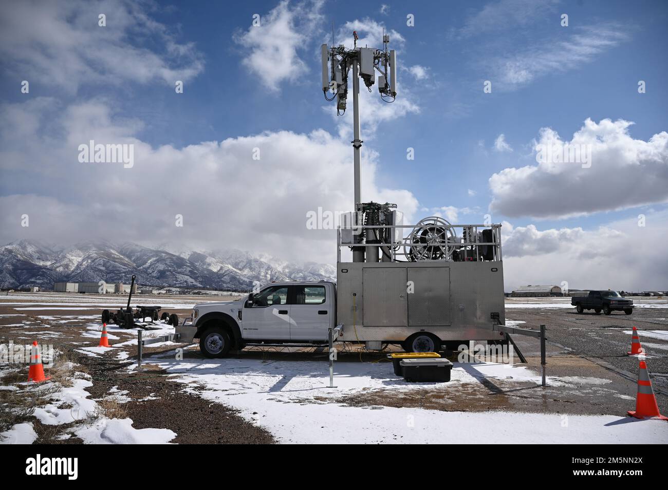 Una stazione di prova mobile 5G si trova sulla linea di volo alla base dell'aeronautica militare di Hill, Utah, 25 febbraio 2022. La stazione di prova mobile è stata utilizzata durante una serie di 5G test avionici come parte di una dimostrazione per implementare le tecnologie 5G senza compromettere la sicurezza degli aerei militari e civili. Foto Stock