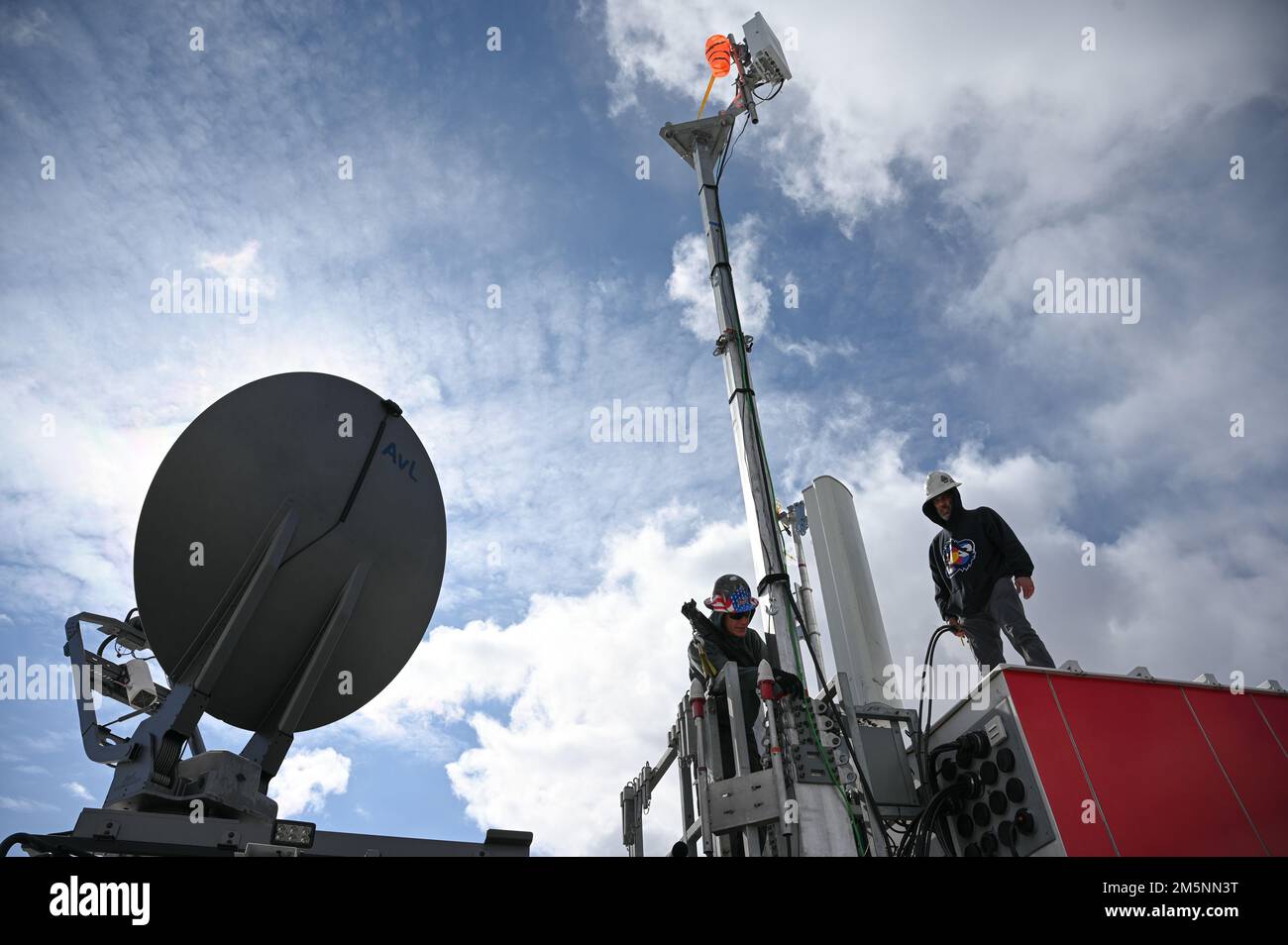 Un team di lavoro prepara una stazione di prova mobile 5G per i test alla base dell'aeronautica militare di Hill, Utah, 25 febbraio 2022. La stazione di prova mobile è stata utilizzata durante una serie di 5G test avionici come parte di una dimostrazione per implementare le tecnologie 5G senza compromettere la sicurezza degli aerei militari e civili. Foto Stock