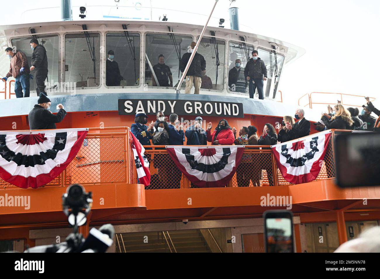 STATI UNITI Settore della Guardia Costiera il comandante di New York Capitan ZEITA Merchant, il sindaco di New York Eric Adams e altri si trovano a bordo del traghetto recentemente commissionato Sandy Ground presso la St George Ferry Terminal a Staten Island, N.Y., il 25 febbraio 2022. Il traghetto è stato chiamato per il più antico insediamento nero libero e abitato continuamente negli Stati Uniti. Foto Stock