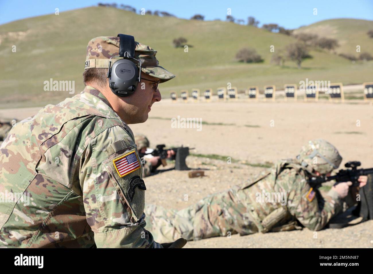 STATI UNITI 2 Andrew Bukowski, tecnico dell'intelligenza di sorgente, 578th Brigade Engineer Battalion, Delta Company, agisce come una sicurezza di gamma durante la qualificazione delle armi su Camp Roberts, California, 25 febbraio 2022. La formazione è essenziale per mantenere la preparazione al combattimento in una moltitudine di ambienti e missioni. Foto Stock
