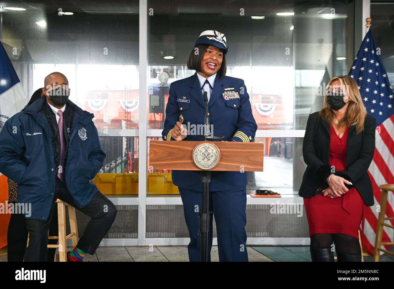 STATI UNITI Settore della Guardia Costiera il Comandante di New York Capitano ZEITA Merchant alla St.. George Ferry Terminal a Staten Island, N.Y., il 25 febbraio 2022. Il Merchant and New York City Mayor Eric Adams partecipò alla messa in servizio del traghetto Sandy Ground, chiamato per il più antico insediamento nero libero e abitato negli Stati Uniti. Foto Stock
