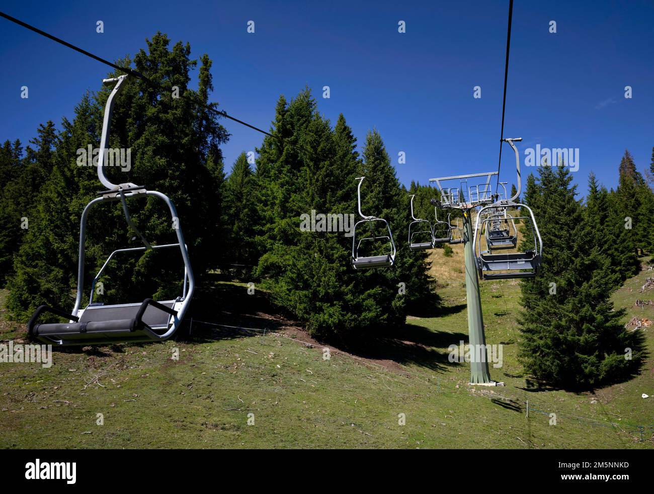 Seggiovia vuota Zur Sonne, al sole, Alpe di Siusi, Alto Adige, Italia Foto Stock