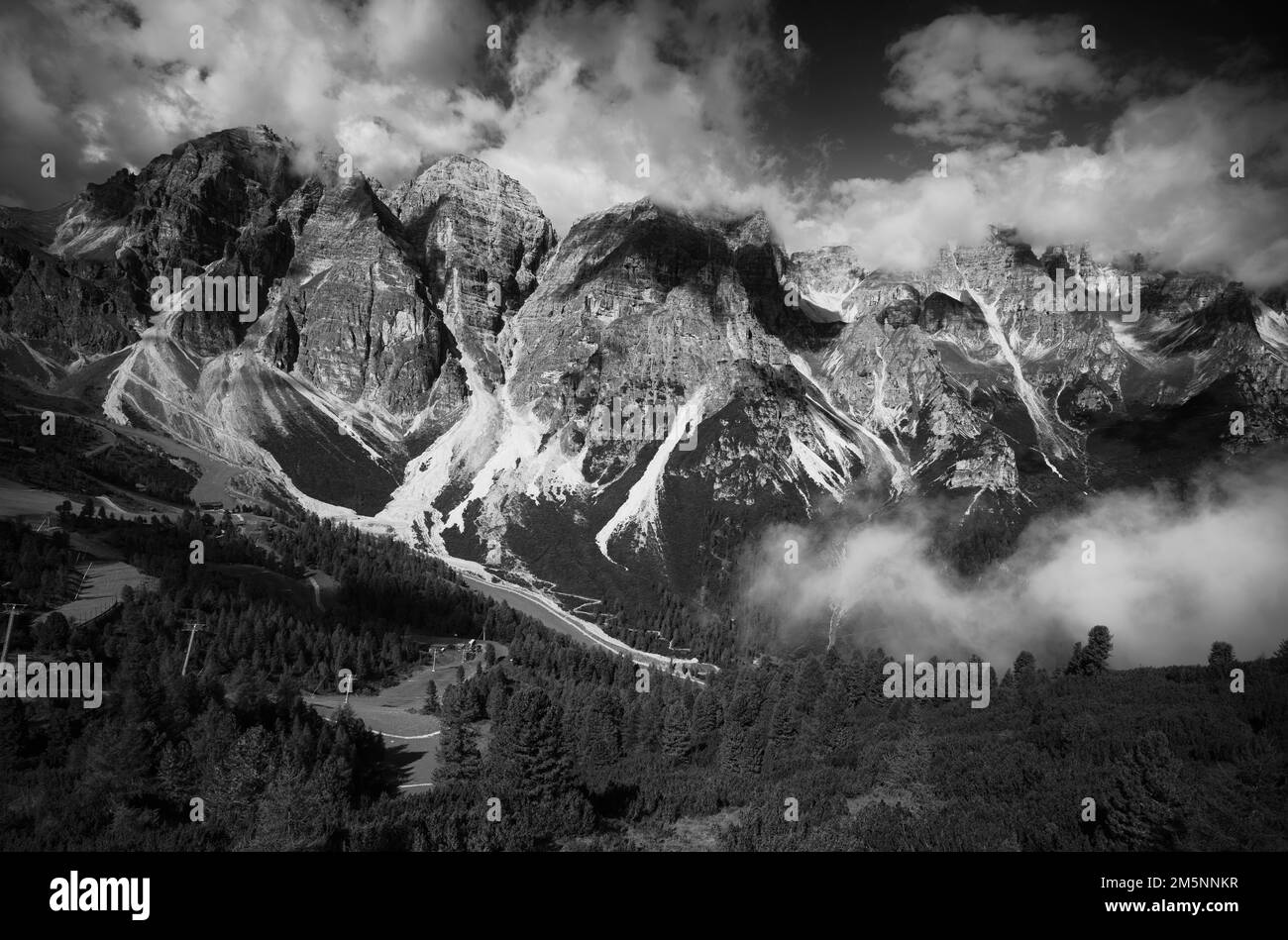 Vista da Kreuzjoch, Schlick 2000, alla zona di riposo di Kalkoegel, Valle dello Stubai, Tirolo, Austria Foto Stock
