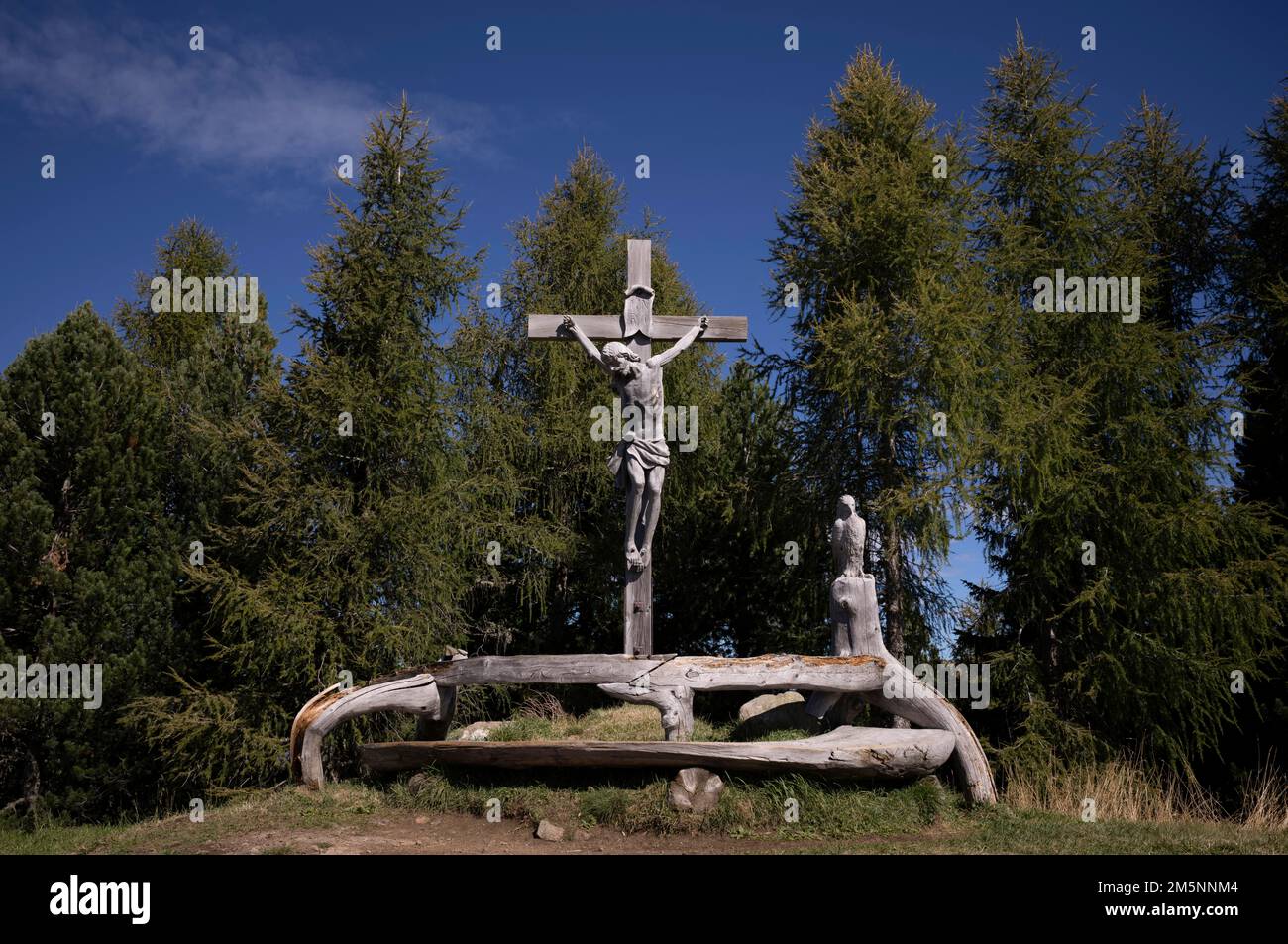 Croce e panchina, Monte Piz, Alpe di Siusi, Alto Adige, Italia Foto Stock
