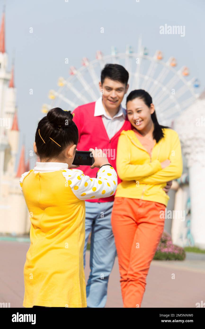 Sono felice di giocare nel parco divertimenti Foto Stock