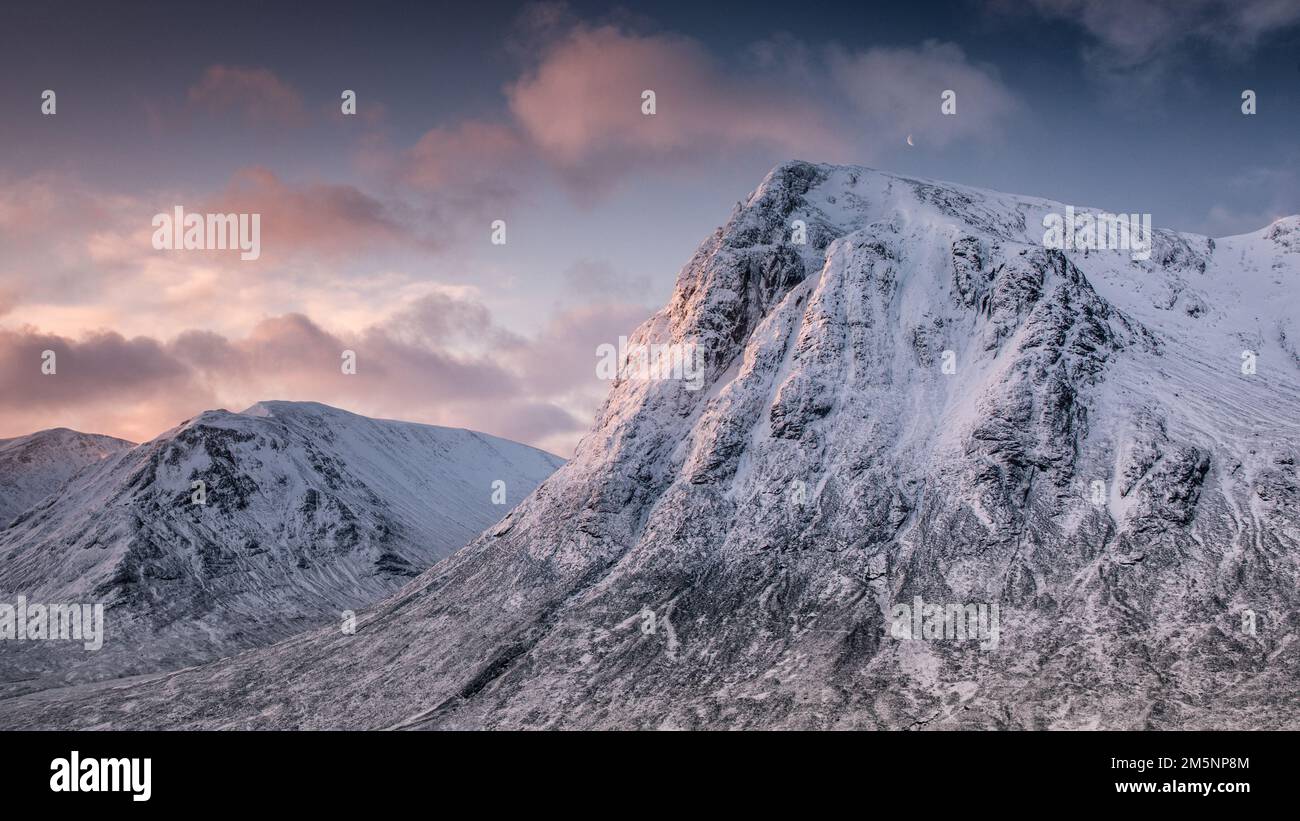 Glencoe nelle Highlands scozzesi. Aspro paesaggio di montagna innevato e paesaggi nelle montagne vicino a Loch Ness e Fort William. Foto Stock