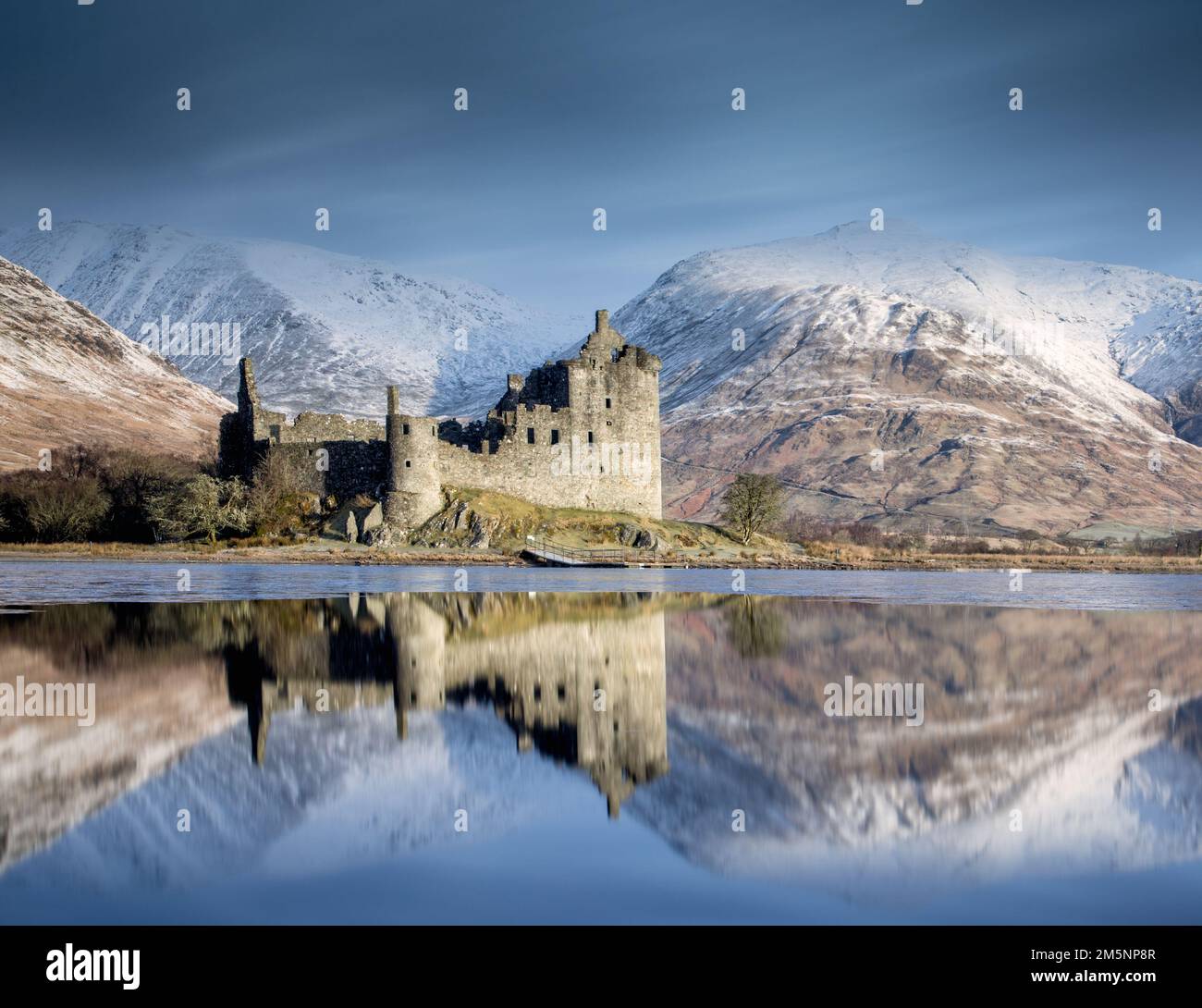 Kilchurn Castle, Loch Awe vicino Oban nelle Highlands scozzesi. Castello storico riflesso nel lago con sfondo di montagna Foto Stock