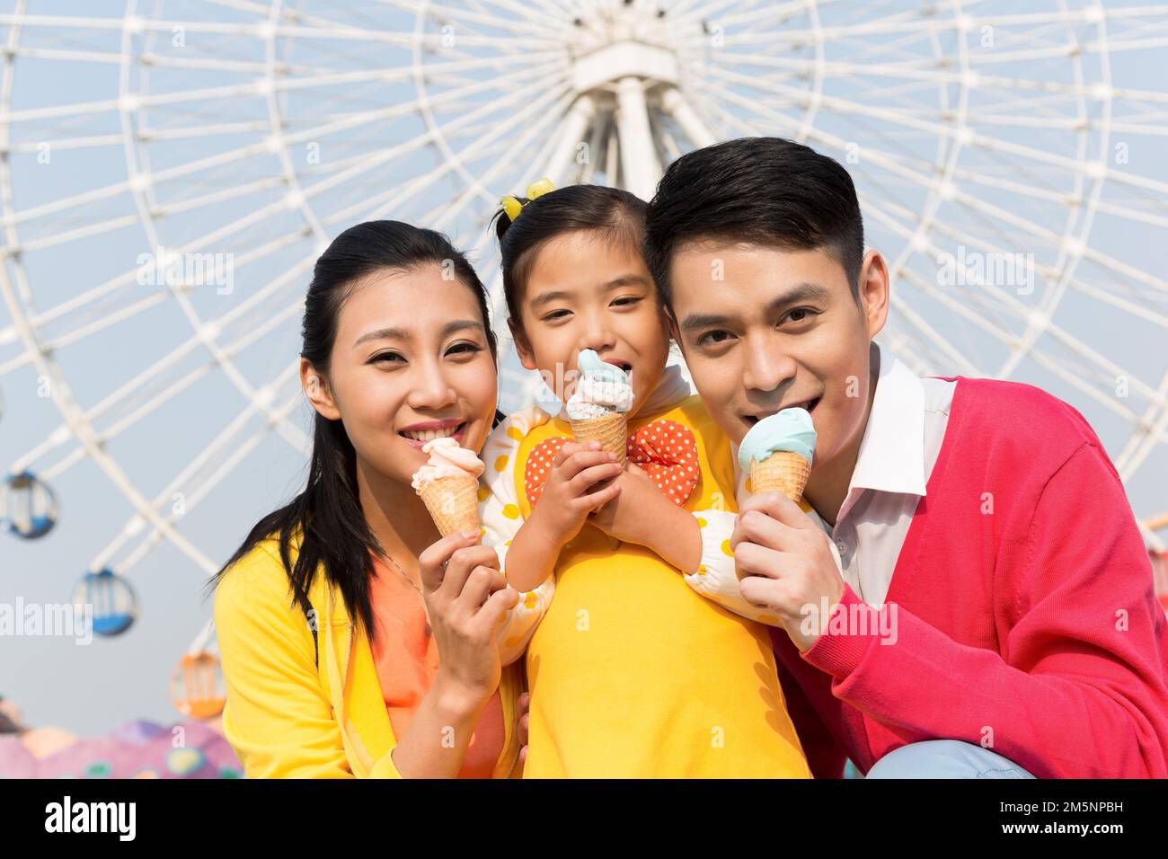 Felici tre vanno al parco per mangiare gelato Foto Stock