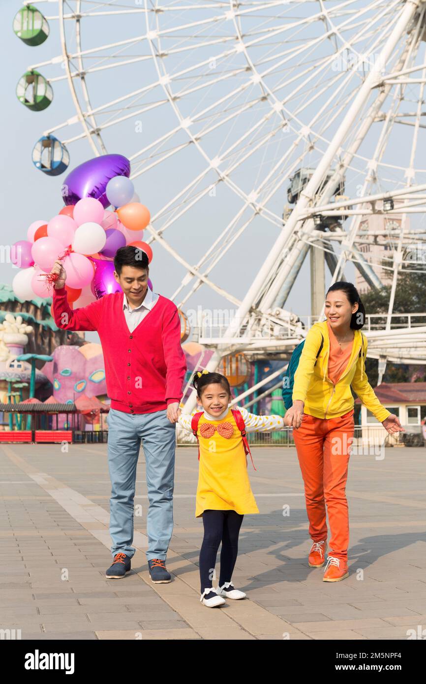 Sono felice di giocare nel parco divertimenti Foto Stock