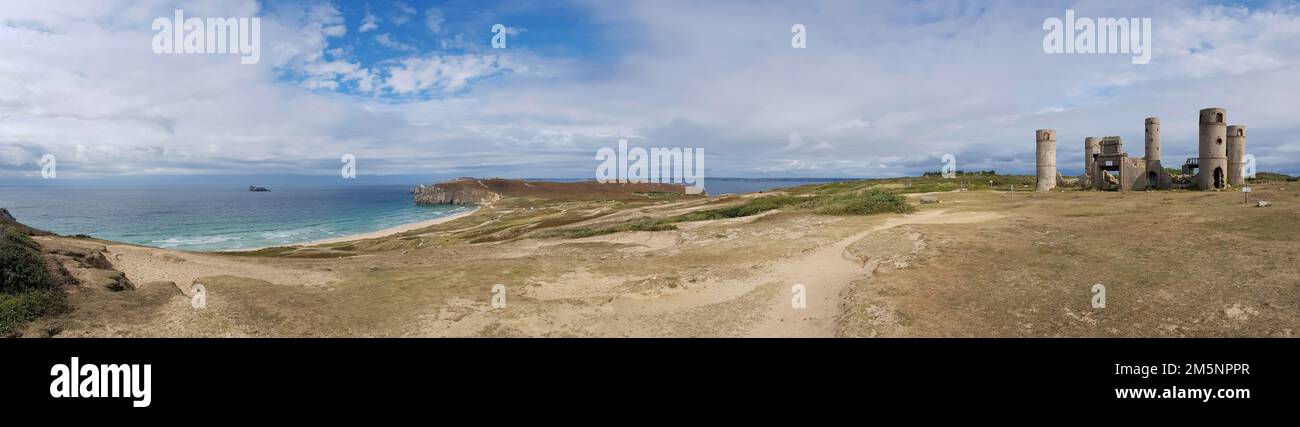 Foto panoramica delle rovine della residenza di campagna del poeta Saint-Pol-Roux direttamente sulle scogliere a Pointe de Pen Hir, vicino alla sabbia Foto Stock