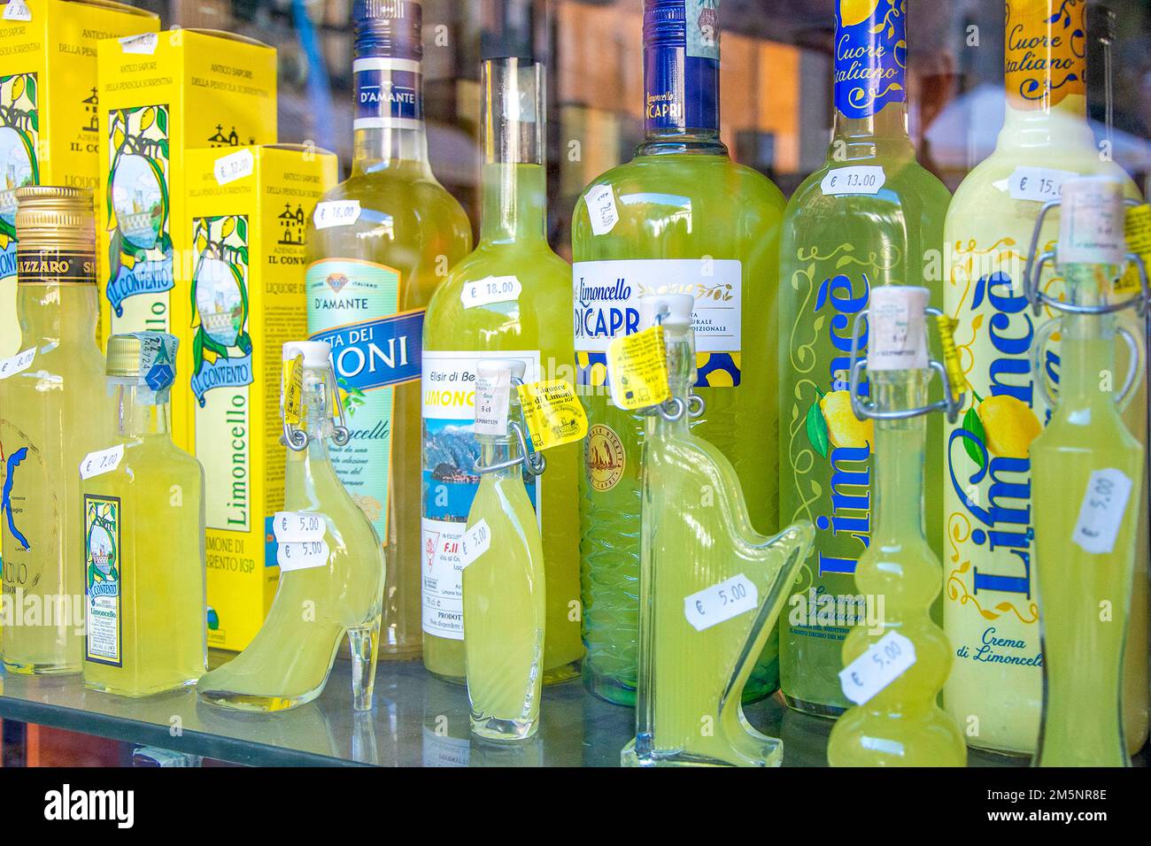 Limoncello bottiglie di bevanda alcolica, Italia Foto Stock