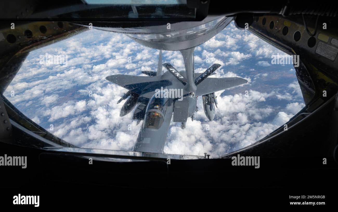 NEGLI STATI UNITI Air Force Boeing KC-135 Stratotanker fornisce carburante a una F15E Strike Eagle nell'Europa orientale, 26 febbraio 2022. Il modello KC-135 Stratotanker offre la capacità principale di rifornimento aereo per gli Stati Uniti Air Force e ha eccellito in questo ruolo per più di 60 anni. Questa risorsa unica migliora la capacità dell'Aeronautica militare di portare a termine la sua missione principale di portata globale. (STATI UNITI Air Force Airman 1st Class Edgar Grimaldo) Foto Stock