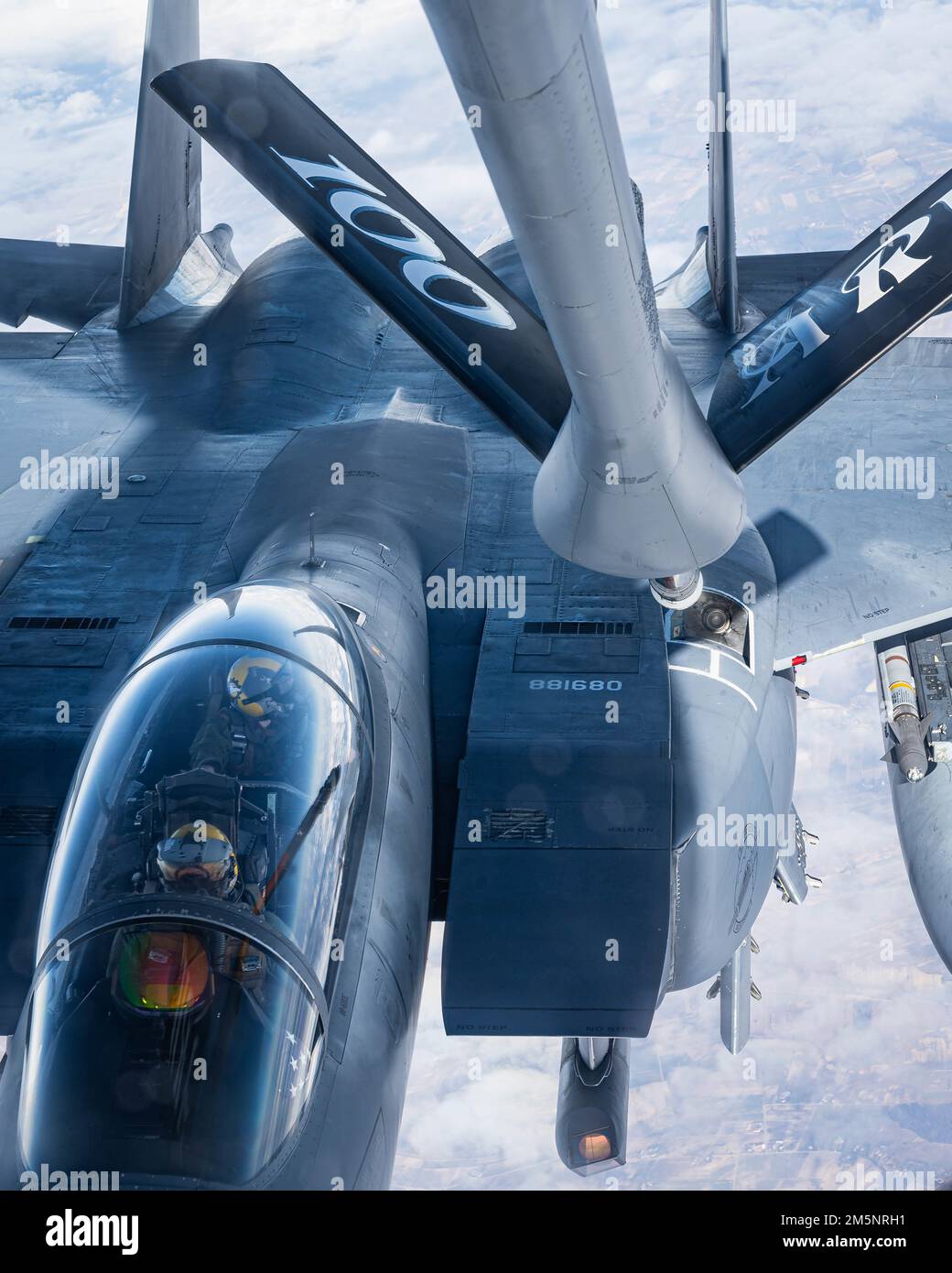 Un Boeing dell'aeronautica degli Stati Uniti KC-135 Stratotanker attaccato all'ala di rifornimento dell'aria 100th fornisce il combustibile ad un'aquila di F15E Strike nello spazio aereo dell'Europa orientale, il 26 febbraio 2022. Il KC-135 Stratotanker fornisce la capacità di rifornimento aereo principale per l'aeronautica degli Stati Uniti ed ha eccelso in questo ruolo per più di 60 anni. Questa risorsa unica migliora la capacità dell'Air Force di realizzare la sua missione principale di portata globale. (STATI UNITI Air Force Airman 1st classe Edgar Grimaldo) Foto Stock