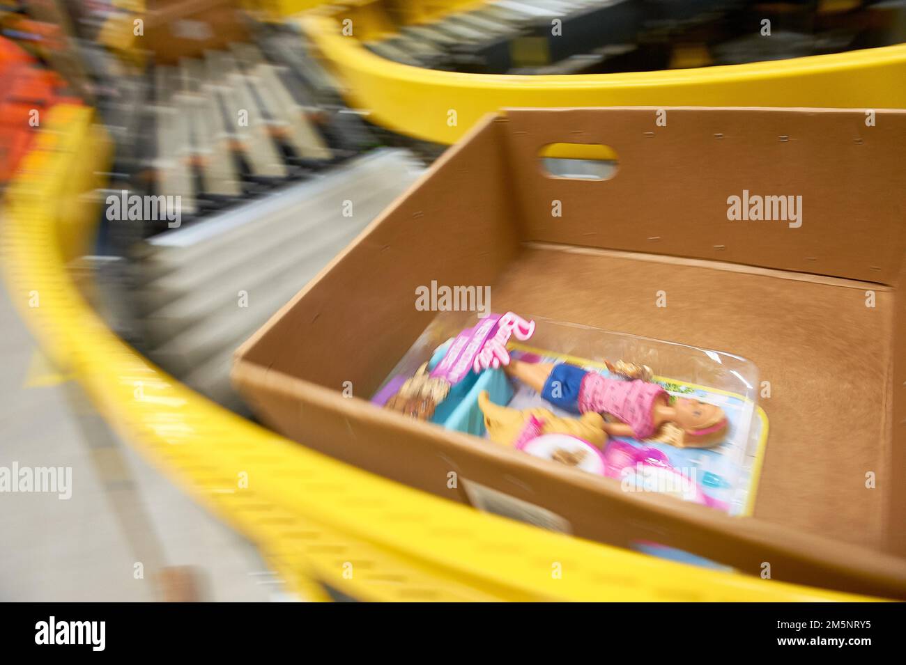 Nastro trasportatore con bambola Barbie, Amazon Logistik Winsen GmbH, 21423 Winsen, Luhe, bassa Sassonia, Germania Foto Stock