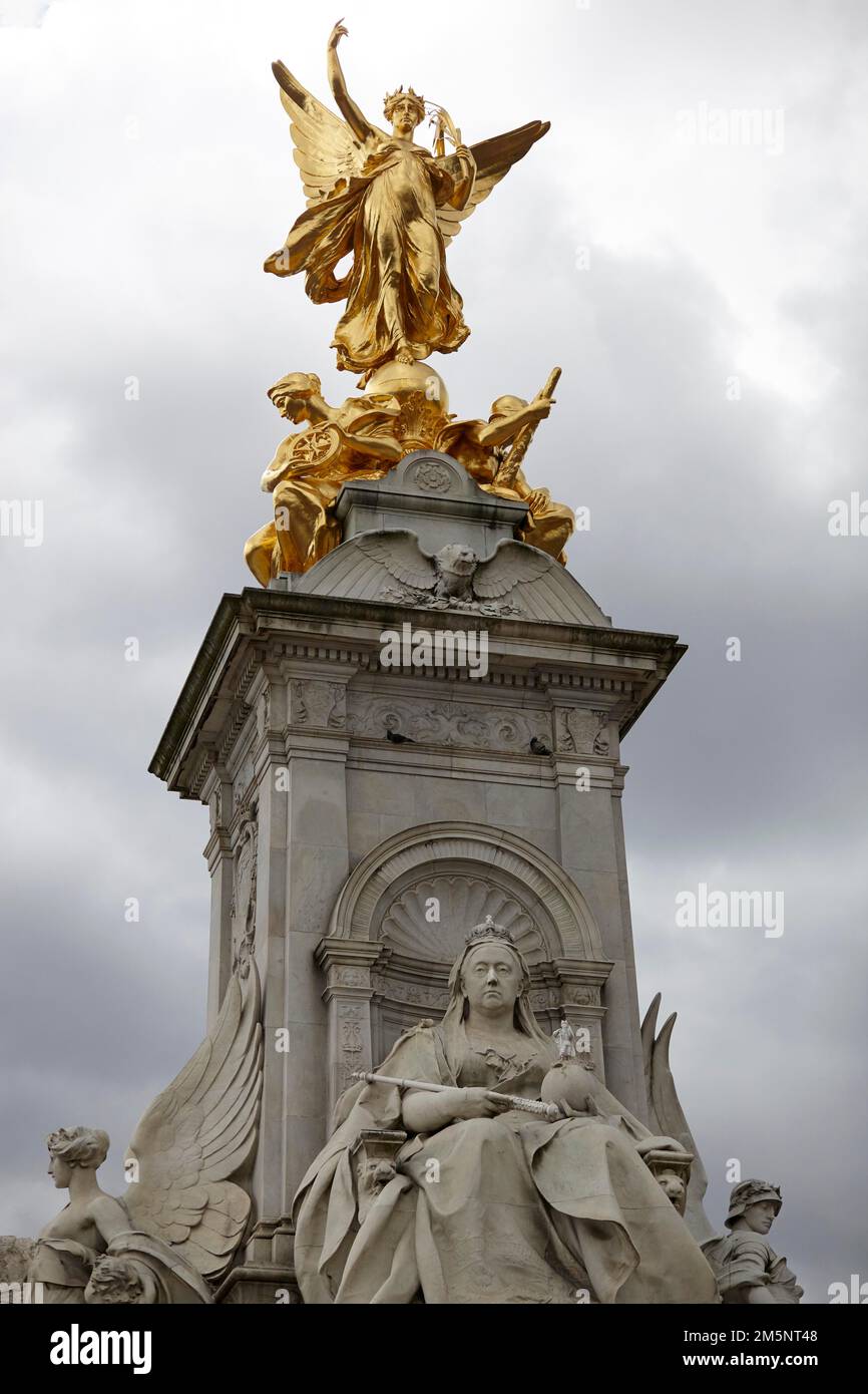 Queen Victoria Memorial di fronte a Buckingham Palace, London, England, Regno Unito Foto Stock