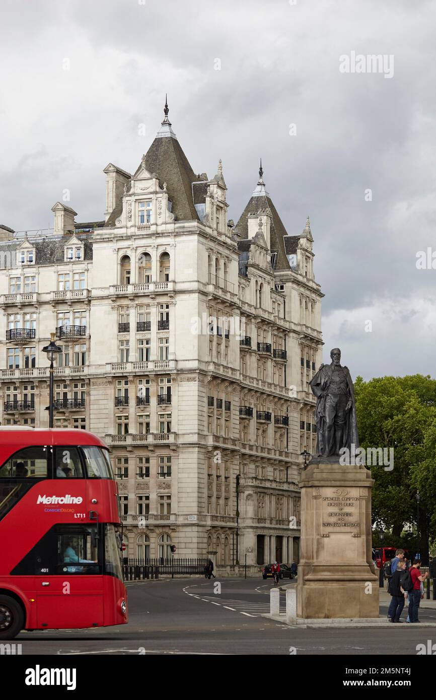 Autobus rosso a due piani di fronte alla Statua del Duca di Devonshire, Londra, Inghilterra, Regno Unito Foto Stock