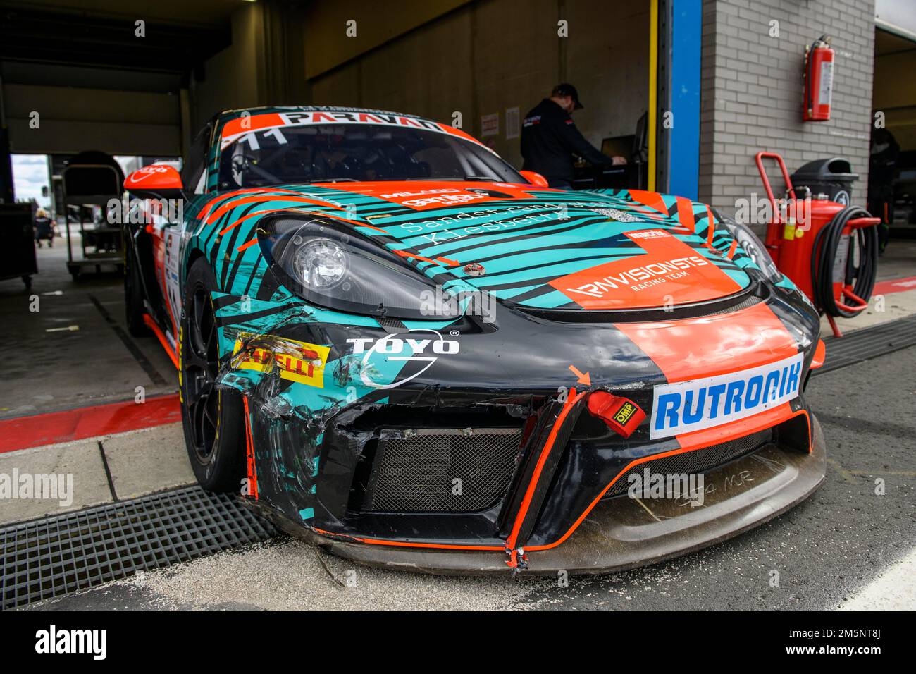 Porsche Cayman GT4 Clubsport con danni all'ala dopo un incidente di corsa al GTC Racing GT Sprint serie di corse, ADAC Racing Weekend, TT Circuit Assen Foto Stock