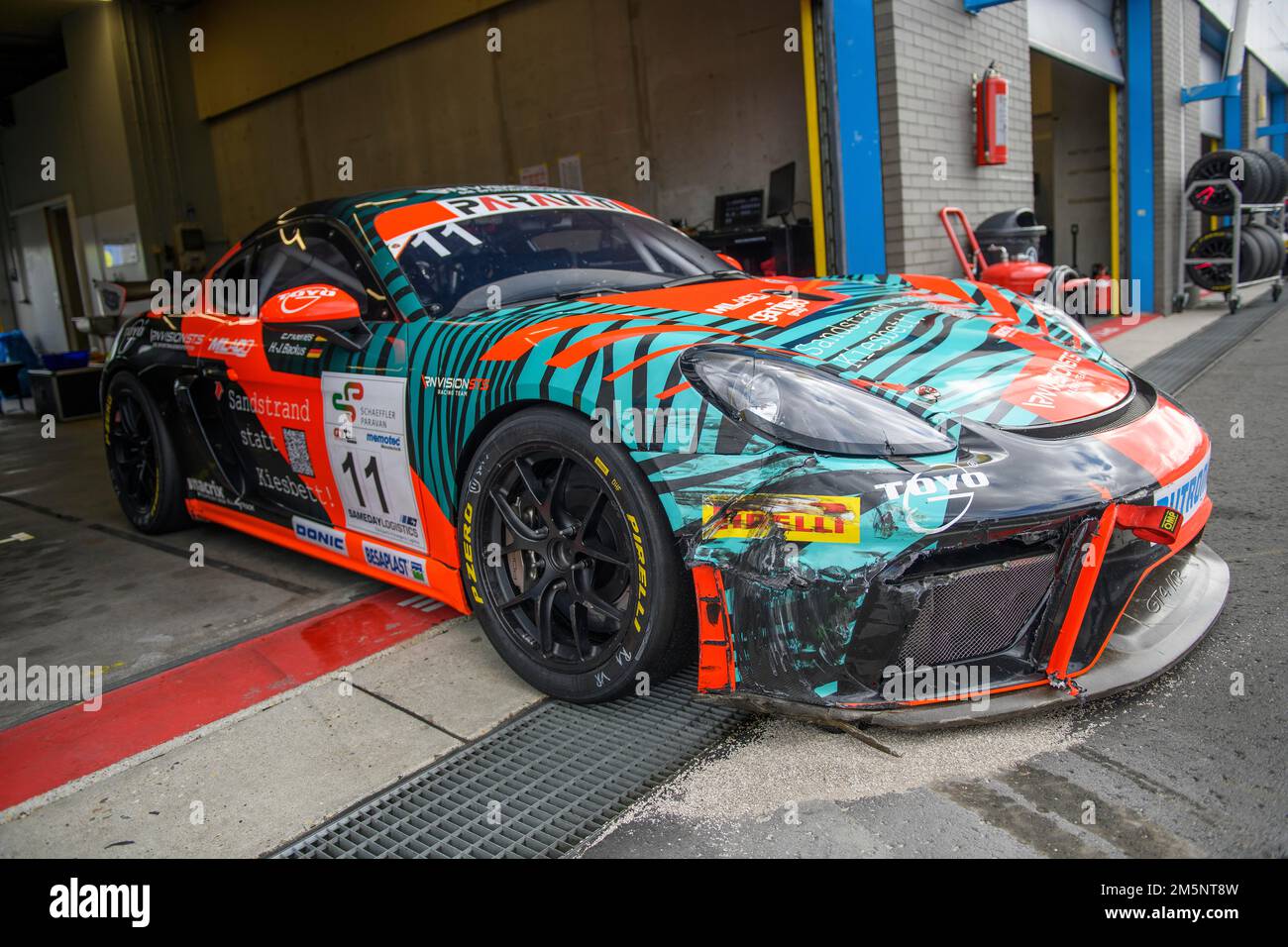 Porsche Cayman GT4 Clubsport con danni all'ala dopo un incidente di corsa al GTC Racing GT Sprint serie di corse, ADAC Racing Weekend, TT Circuit Assen Foto Stock