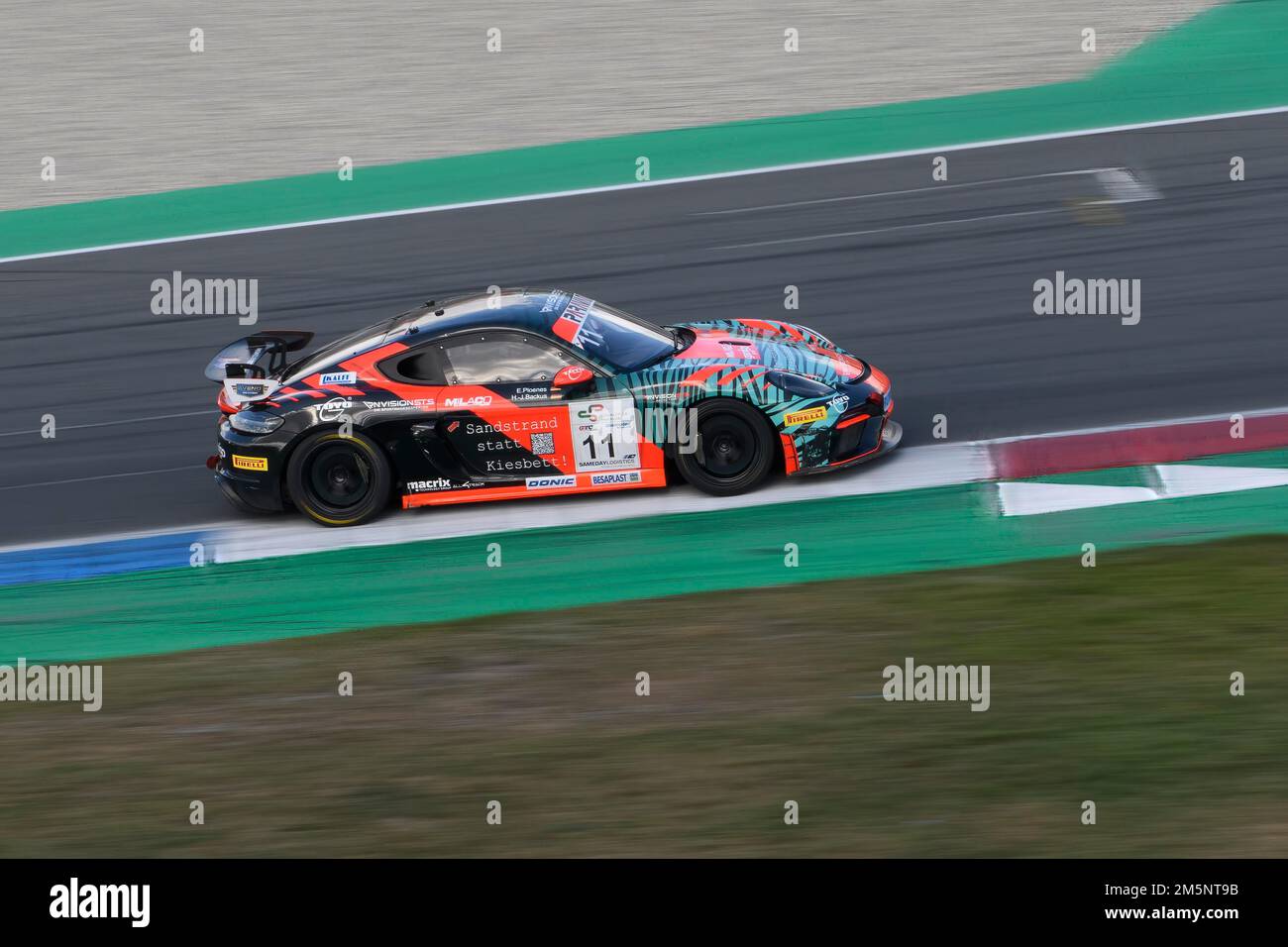 Auto da corsa sportiva Porsche Cayman GT4 del team di corse RN Vision STS guida ad alta velocità sulla partenza-arrivo dritta alla serie GTC Racing GT Foto Stock